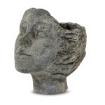 Szara osłonka na doniczkę w kształcie głowy 116126