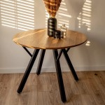 Stylowy stół okrągly z drewnianym blatem i stalowymi nogami