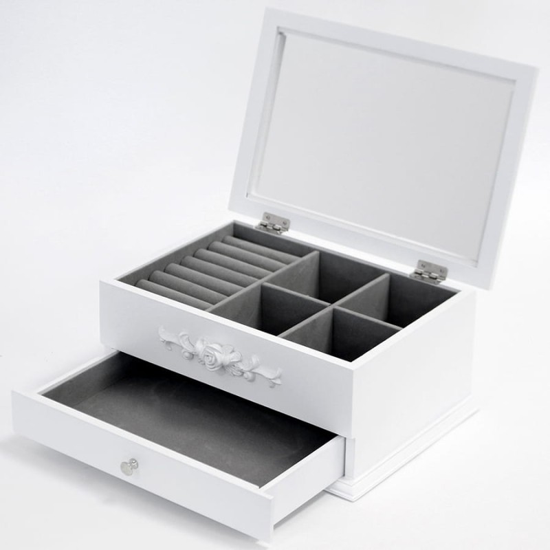 Biała szkatułka na biżuterię z rzeźbieniami 116363