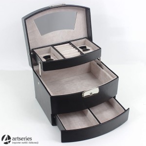 Czarna szkatułka na biżuterię wykonana ze skóry - 555264 - wnętrze beżowe