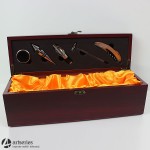 Drewniany przybornik na wino z akcesoriami 555106 oryginalny kolor